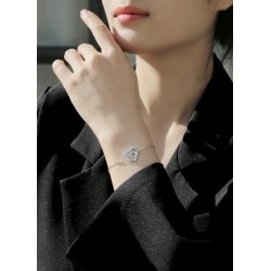 Srebrna bransoletka 925 serce dla kobiety rodowana