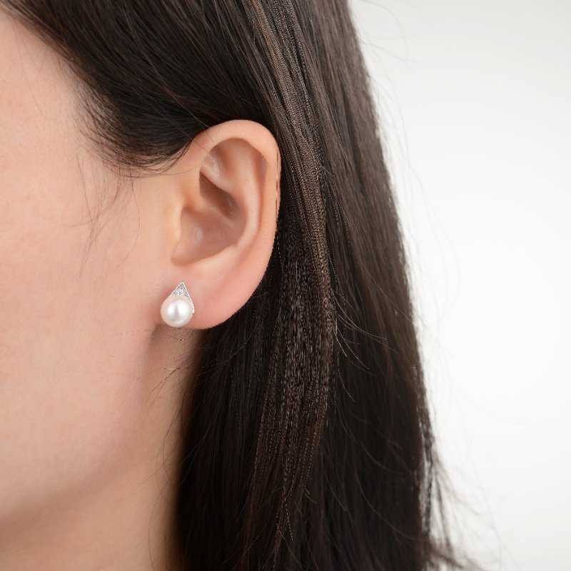 Srebrne kolczyki rodowane perły eleganckie sztyfty srebro 925