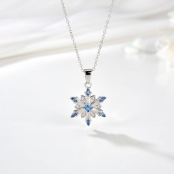 Srebrny Naszyjnik Świąteczny „Błękitny Płatek Śniegu” – idealny prezent pod choinkę