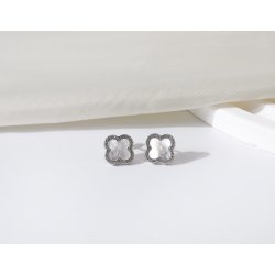 Srebrne kolczyki z masą perłową kwiatki rodowane srebro próba 925 sztyfty