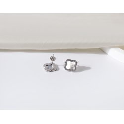 Srebrne kolczyki z masą perłową kwiatki rodowane srebro próba 925 sztyfty