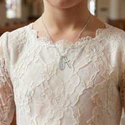 Łańcuszek srebrny z krzyżykiem medalik na komunię dla dziewczynki srebro