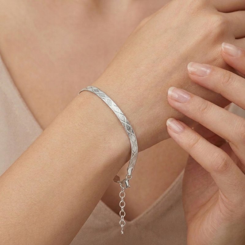 Elegancka bransoletka srebrna damska płaska taśma ze wzorem srebro 925